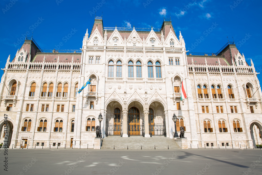 Obraz premium The entrance of Parliament in Budapest, Hungary. Bright summer day with blue sky. 