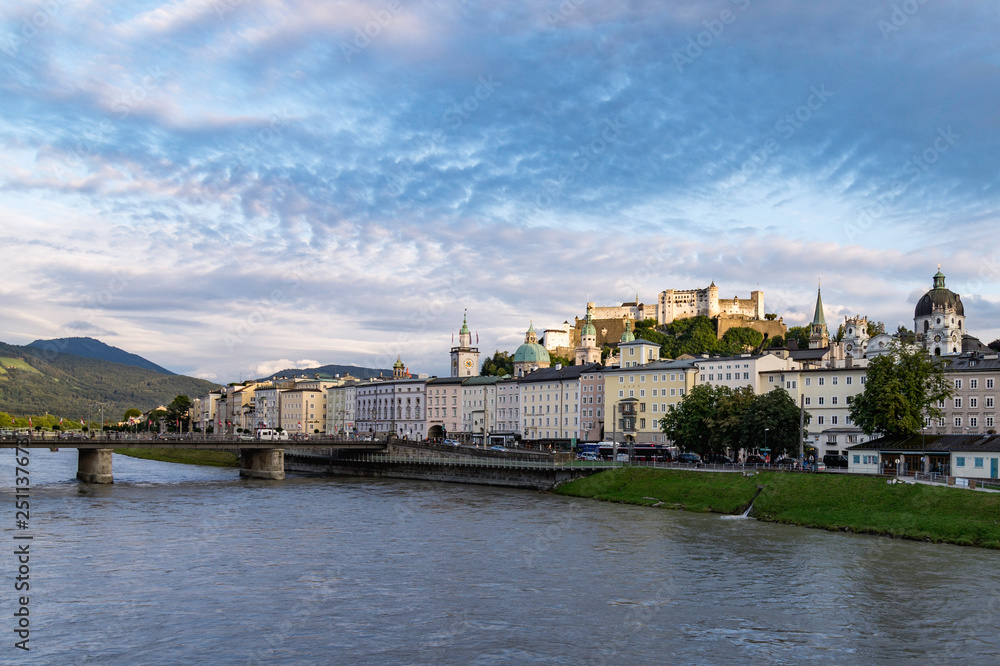 Obraz premium View of the city of Salzburg at sunset