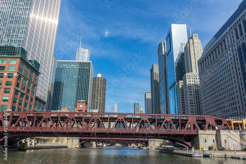 Φωτογραφία View of The Chicago River and skyscrapers in downtown Chicago,Illinois, USA