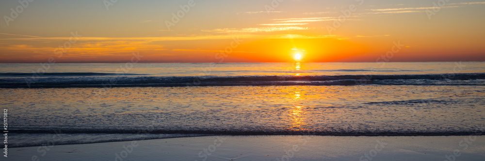 Obraz premium sunset over the sea