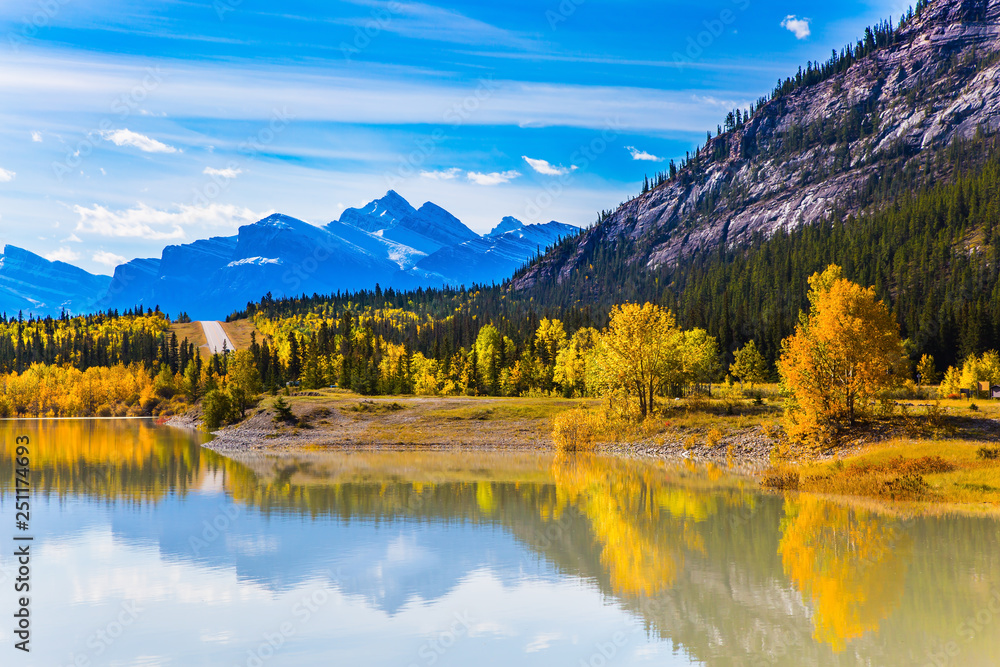Naklejka premium Golden Autumn in the Rockies