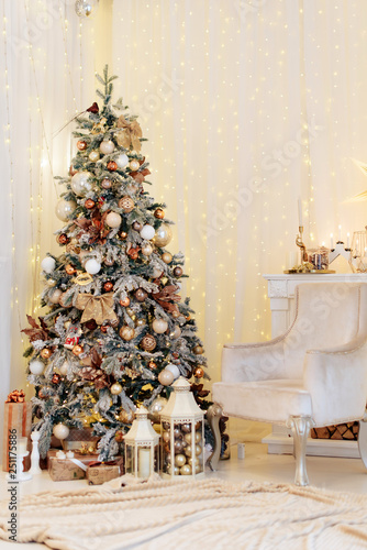 Christmas decor with Christmas tree and toys