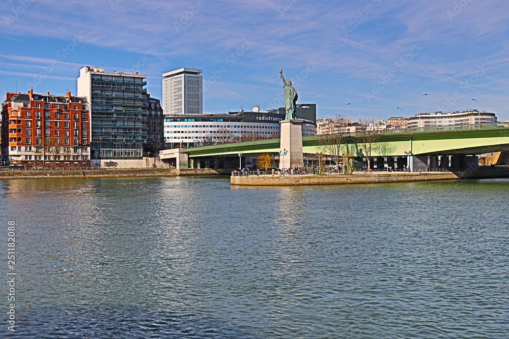 Statue de la Liberté, Radio France et le pont de Grenelle à Paris