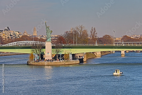 Statue de la Liberté et pont de Grenelle à Paris