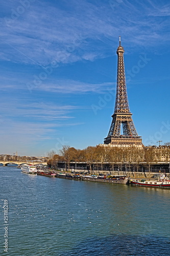 Tour Eiffel vue depuis le pont de Bir Hakeim    Paris