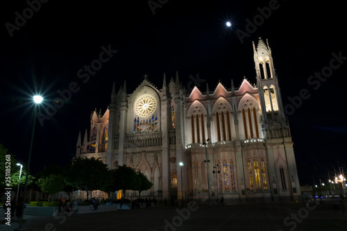 Templo expiatorio de noche león guanajuato méxico.