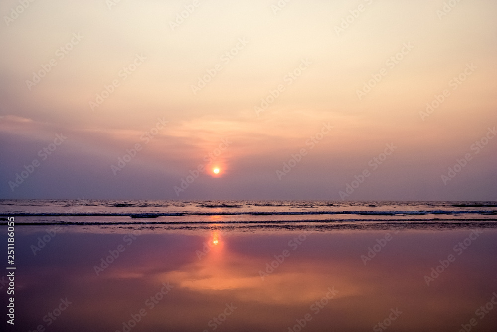 Obraz premium Sunset over the ocean