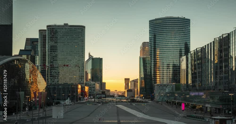Lever du soleil sur la Défense Paris