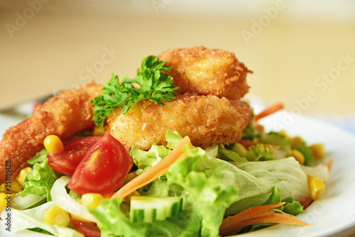 Fried Shrimp salad. Shrimp with bread crumbs Fried Served with mixed vegetable salad.