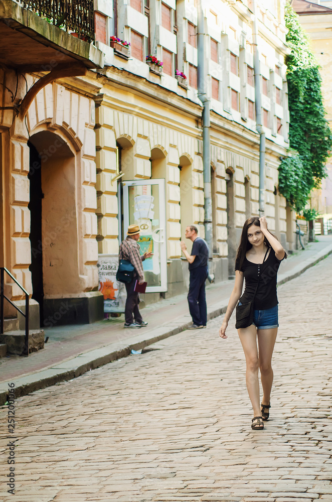 Girl tourist walks through the city.