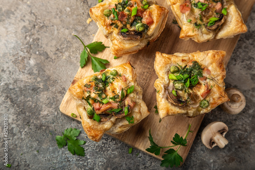 Foto savory puff muffins with ham, mushroom and   vegetables