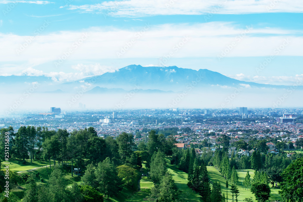 Fototapeta premium Pole golfowe z mglistym tłem miasta Bandung
