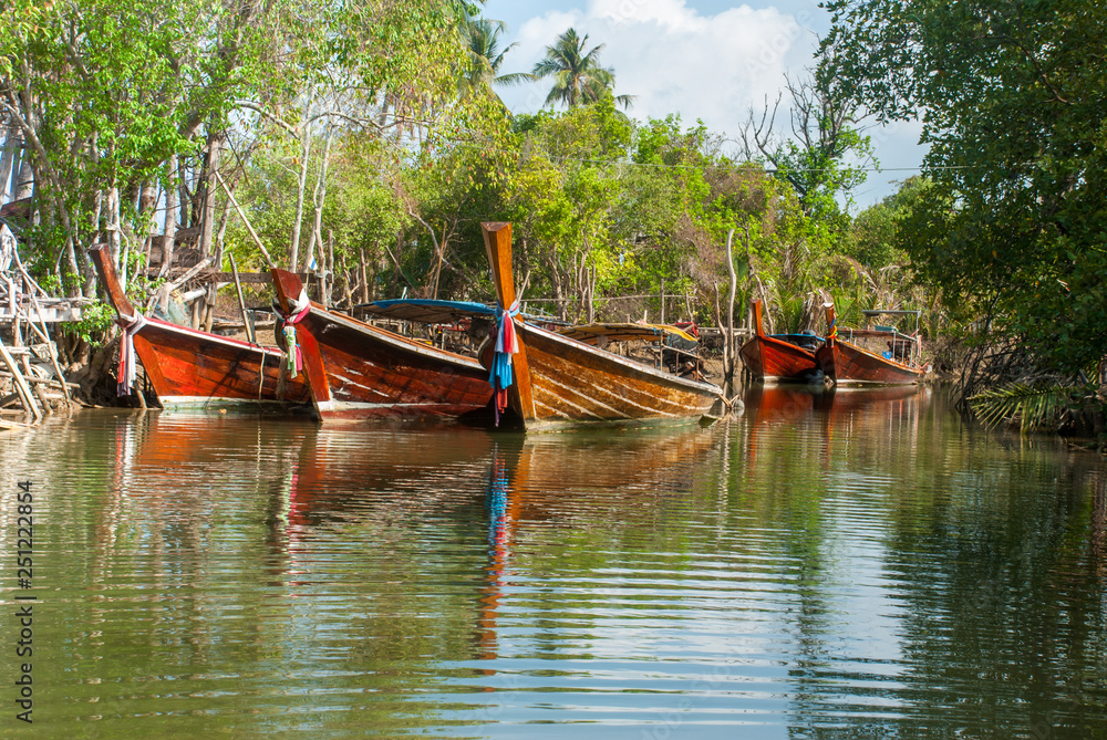 Obraz premium 5 boats parked in the canal