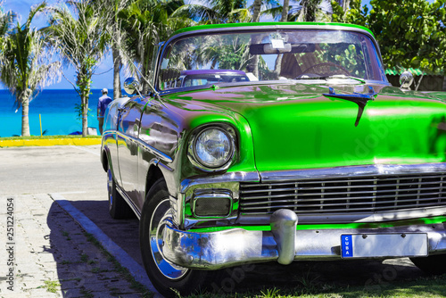 Frontansicht eines grünen amerikanischen Cabriolet Oldtimer am Strand von Varadero in Cuba - Serie Kuba Reportage © mabofoto@icloud.com