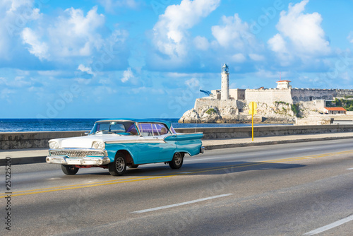 Amerikanischer blau weisser Cabriolet Oldtimer auf dem berühmten Malecon und im Hintergrund die Festung Castillo de los Tres Reyes del Morro in Havanna Kuba - Serie Kuba Reportage © mabofoto@icloud.com