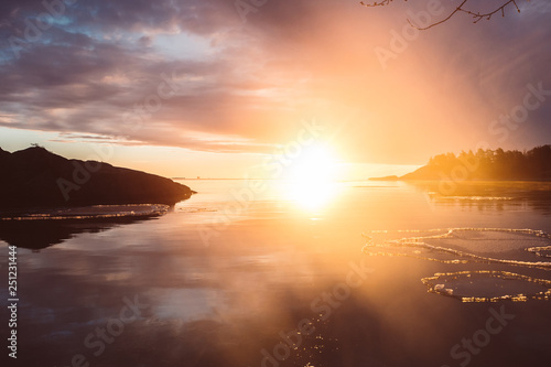 Foto sunrise over icecold sea in sweden background