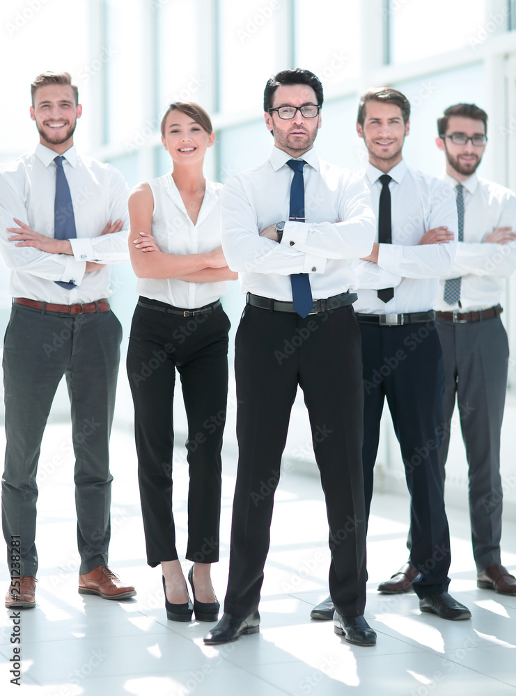Obraz premium in full growth.successful business team standing together.