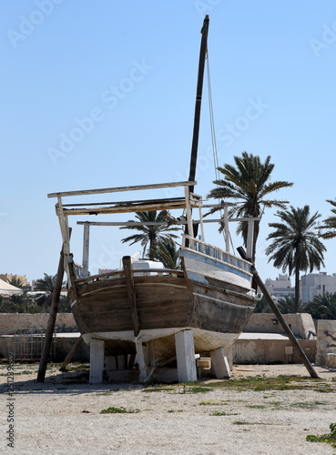 Aufgebocktes Fischerboot im Bahrain-Fort photo