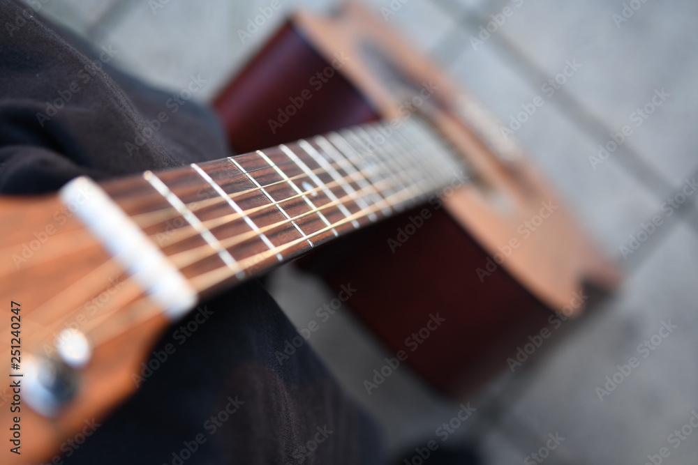 Φωτογραφία Nahaufnahme des Griffbretts einer Akustik Guitare zum Rockmusik spielen