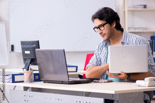 Fotografi It specialist working in the office