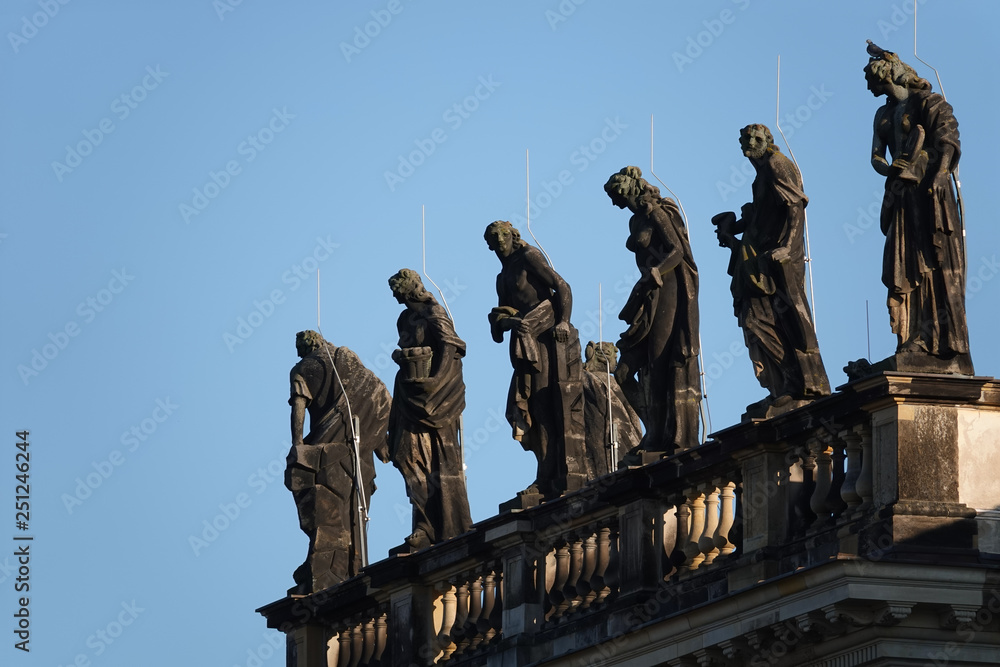 Obraz premium Statuen auf einem Dach unter blauem Himmel