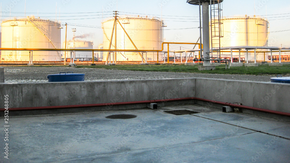 Obraz premium Storage tanks for petroleum products