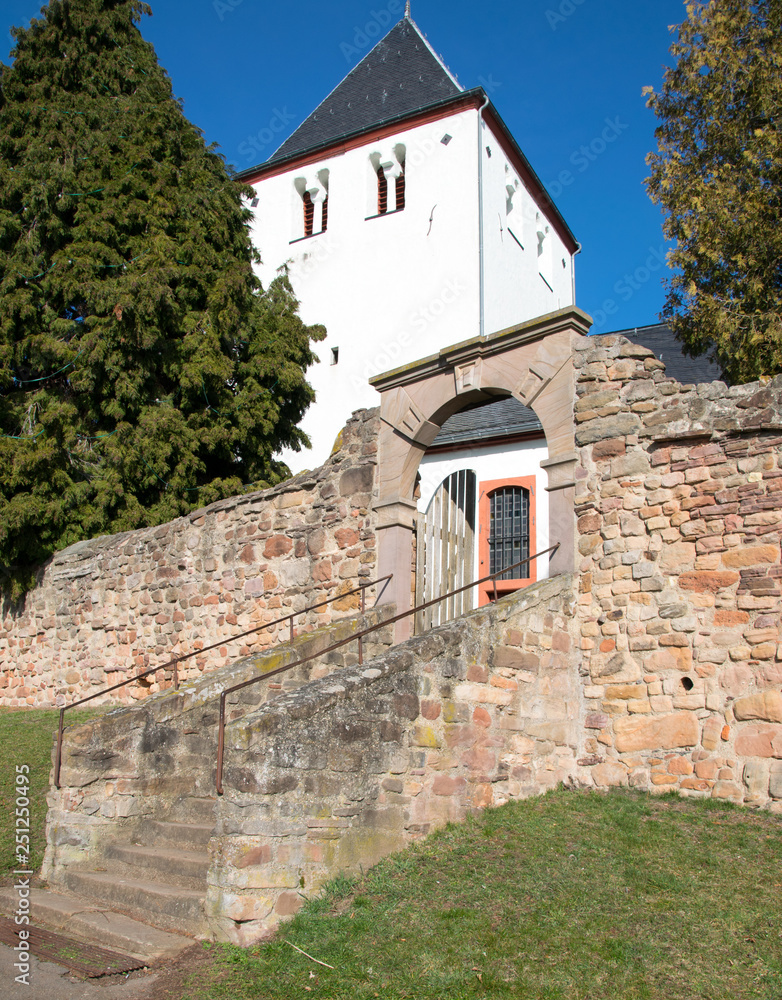 Mechernich/Eifel, Alte Kirche mit Treppenaufgang