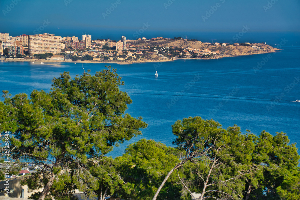 Panorama y mar, vista desde el Castillo de Alicante