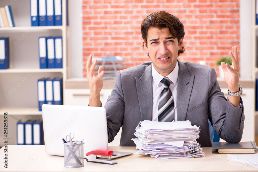 Obraz premium Young businessman working in the office
