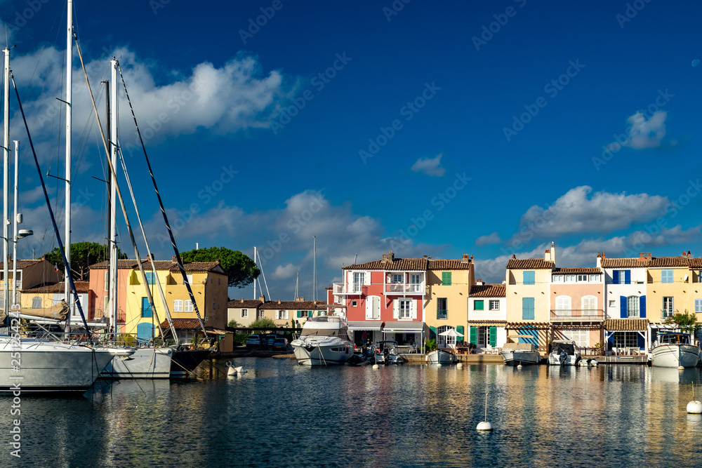 Ansicht von Kanal und Booten in Port Grimaud  an der Cote d´azur in der Provence Südfrankreich
