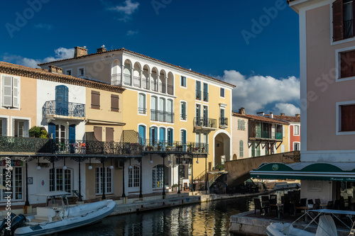 Panorama von Kanälen und Booten im Ferienzentrum Port Grimaud an der Cote d´azur in der Provence Südfrankreich