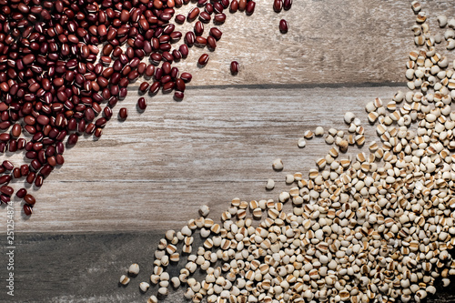  Grains placed on wooden floors