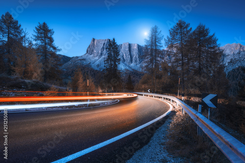 Blurred car headlights on w...