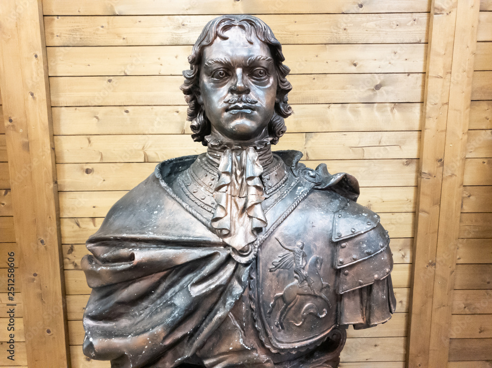 Foto de Peter I. Copper sculpture of the King. Peter is the first