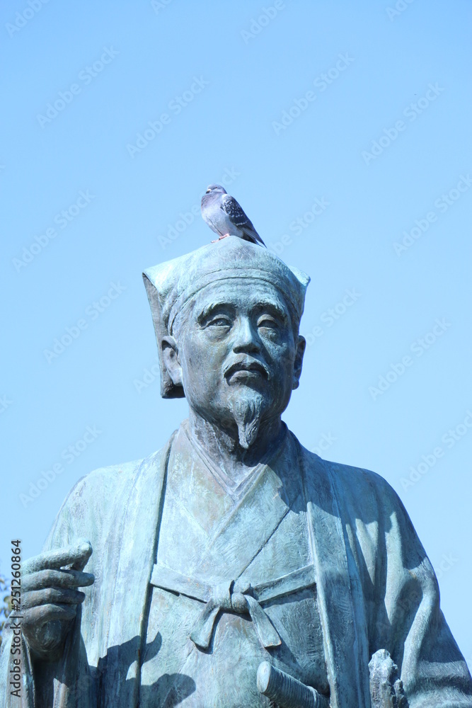 Fototapeta premium 銅像と鳥