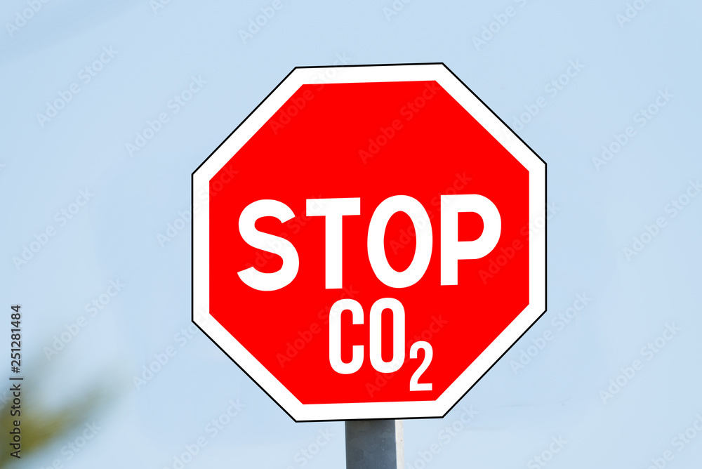 Ein Stoppschild und die Abkürzung CO2 für Kohlenstoffdioxid