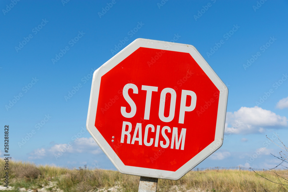 Ein Stop Schild und Hinweis auf Rassismus Ein Stop Schild und Hinweis auf Rassismus