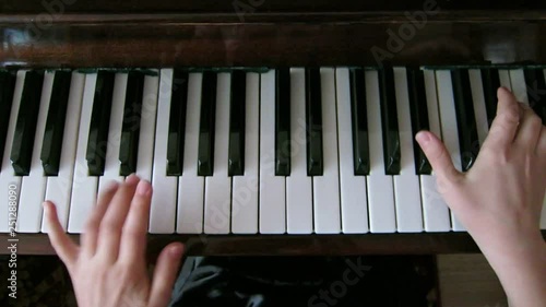 hands playing piano