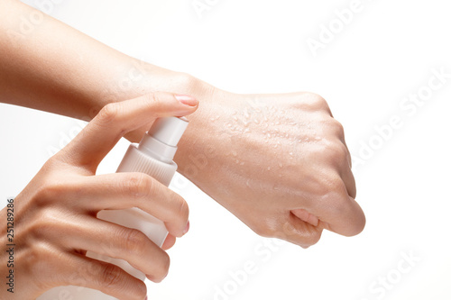 spray cosmetics on the back of one's hand. pump liquid.