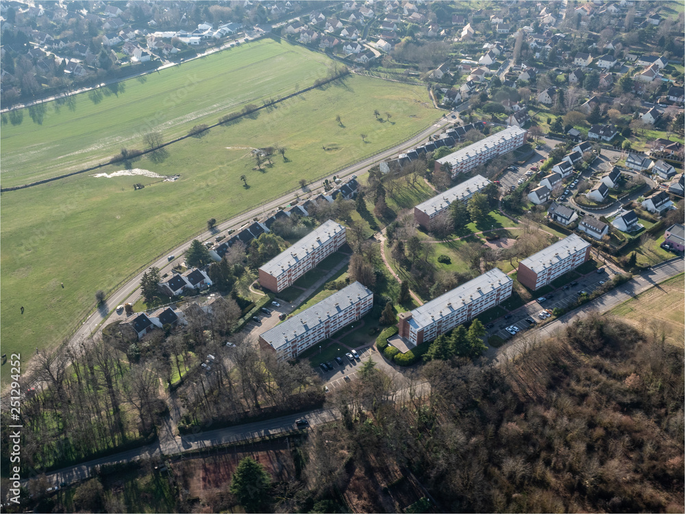 vue aérienne de logements à Villennes-sur-Seine dans les Yvelines en France