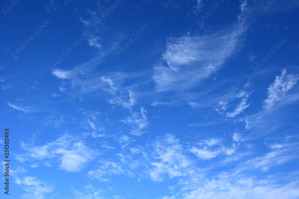 Schleierwolken vor hellblauen Himmel