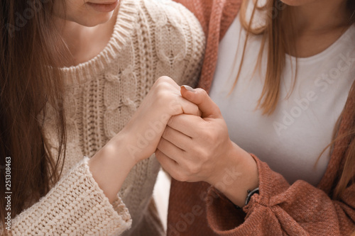 Foto Friend helping young depressed woman at home. Stop a suicide