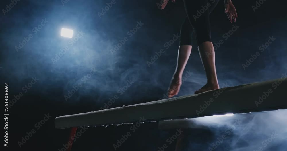 Video „Closeup of the foot of a professional gymnast girl jumping in