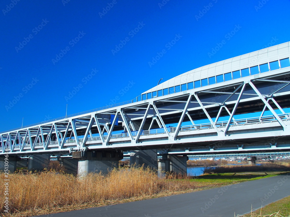 江戸川に架かる葛飾大橋と東京外環自動車道風景