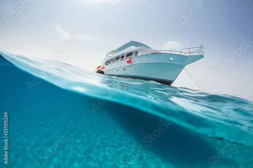 Split photography of safari yacht and underwater © Jag_cz