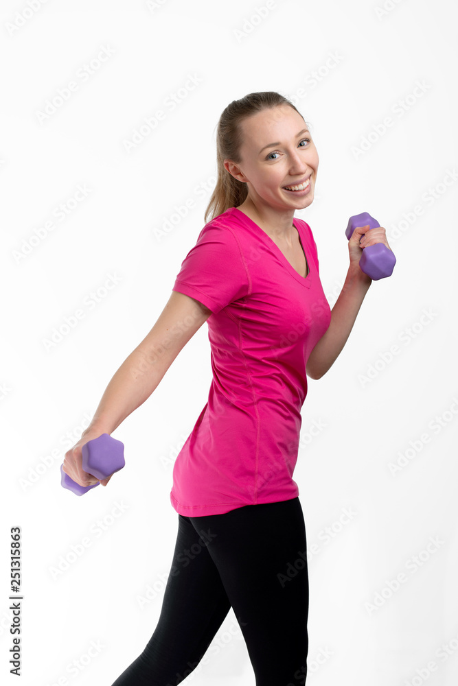 junge Frau hat Spaß beim Hantel Training, Fitnessprogramm mit Gewichten, freigestellt Hintergrund weiß junge Frau hat Spaß beim Hantel Training, Fitnessprogramm mit Gewichten, freigestellt Hintergrund weiß