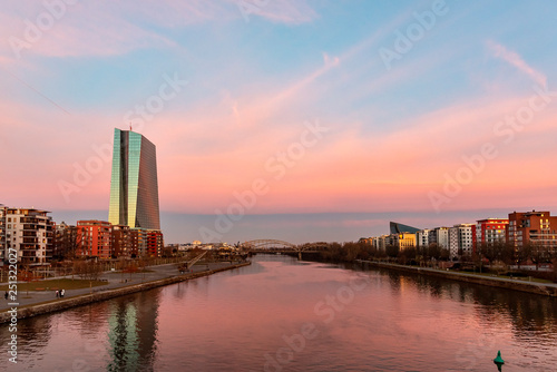 Europäische Zentralbank in Frankfurt am Main im Abendlicht