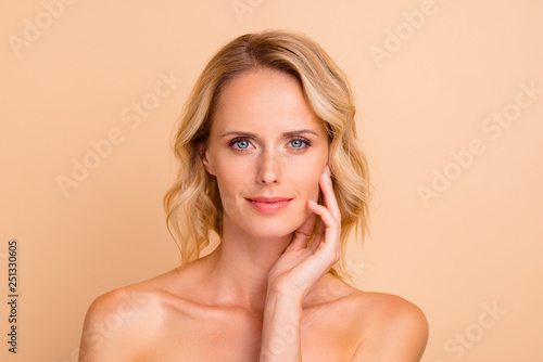 Fotografi Close-up portrait of nice cute attractive adorable calm nude wavy-haired lady wi