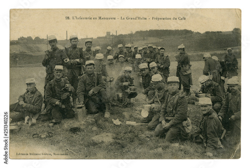 Photo French historical photo postcard: infantry on maneuvers, a big halt, cooking dinner, soldiers eat and drink coffee