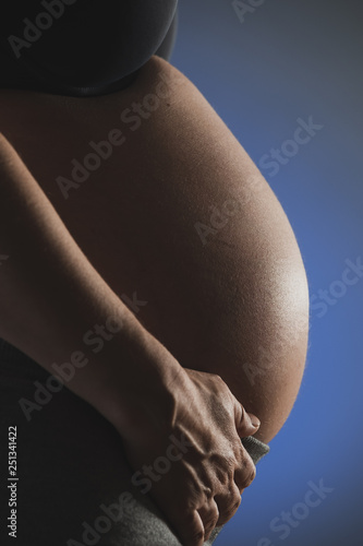 Profilbild eines wachsendesn Babybauches / Schwangerschaft